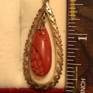 Antique coral pendant in yellow gold